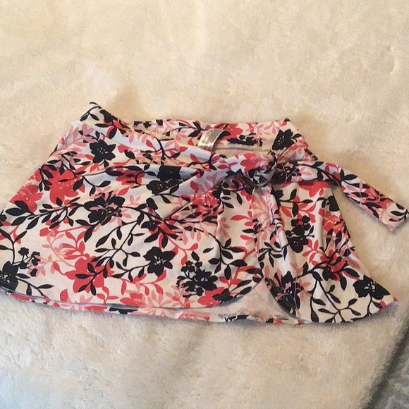 George Beach coverup black  white red and pink 4/6 skirt look pretty col… - Picture 2 of 7